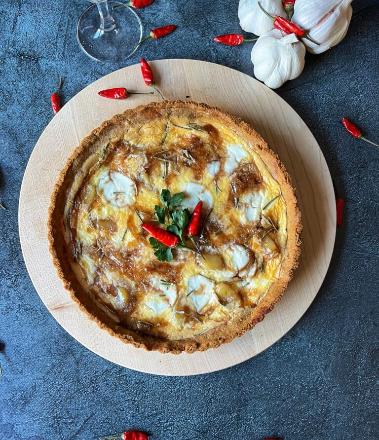Read more about the article Keto tarta z karmelizowanym czosnkiem i kozim serem