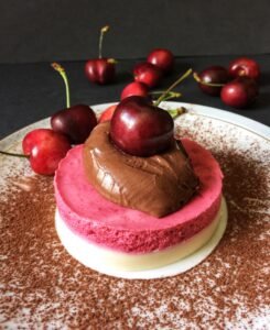 Panna cotta z musem wiśniowym i kremem czekoladowym