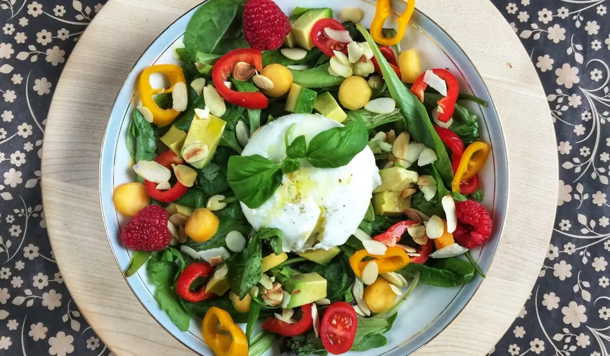 sałatka, mozzarella, keto, warzywa, sałata, maliny, keto przepisy