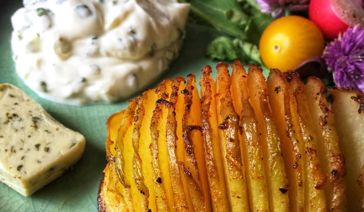 kalarepa hasselback, sałatka, twarożek, masło ziołowe