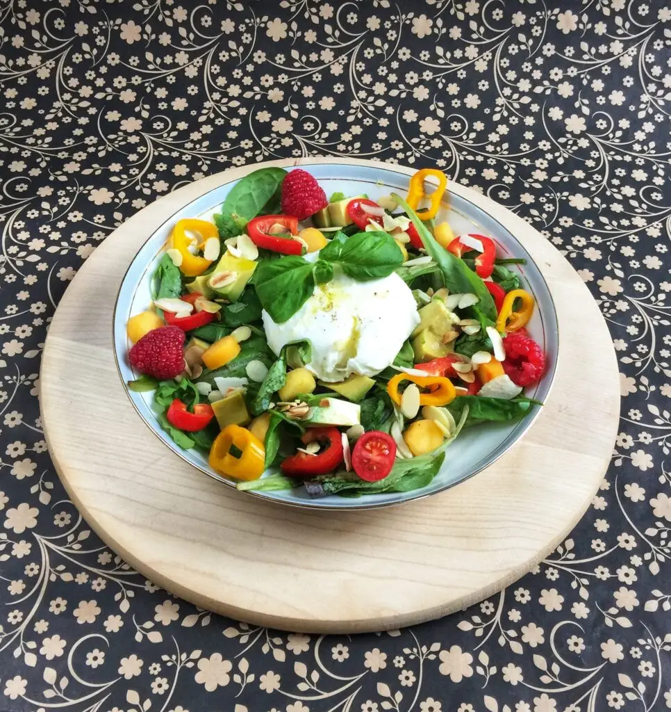 sałatka, mozzarella, keto, warzywa, sałata, maliny, keto przepisy