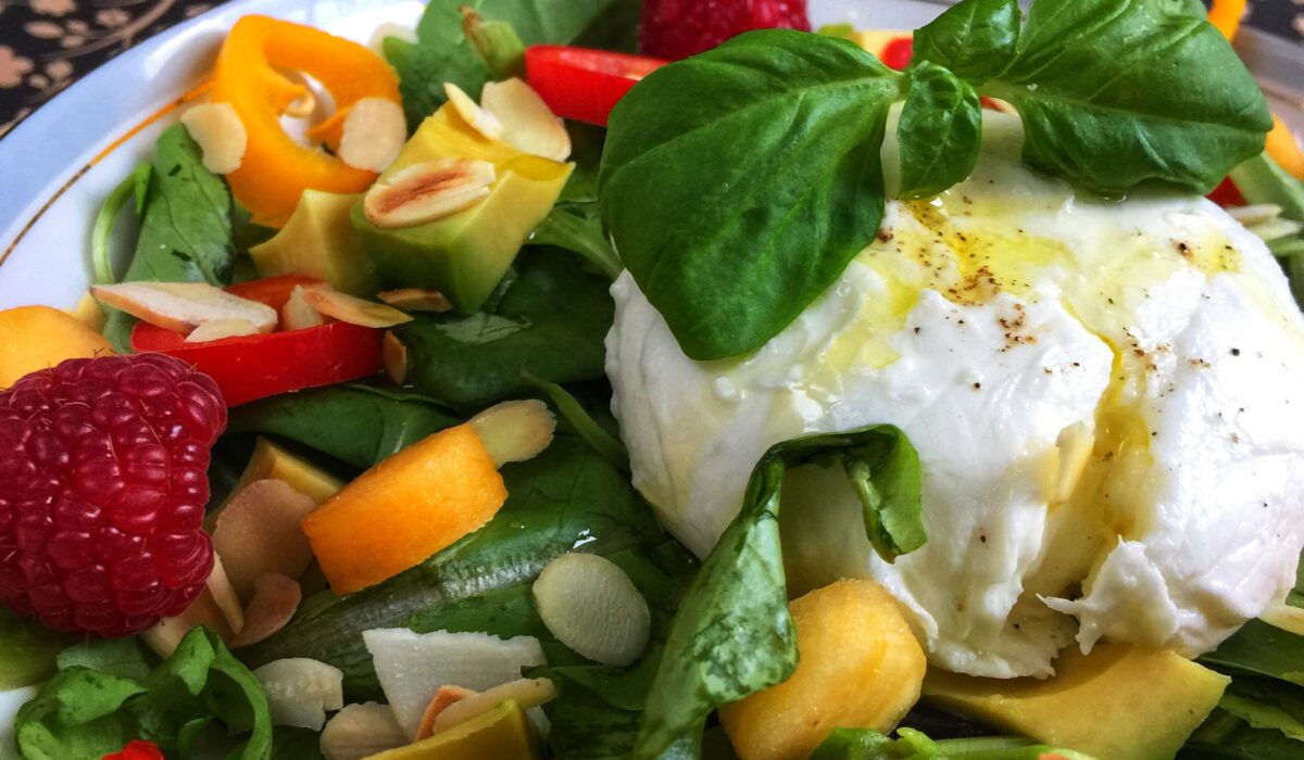 sałatka, mozzarella, keto, warzywa, sałata, maliny, keto przepisy