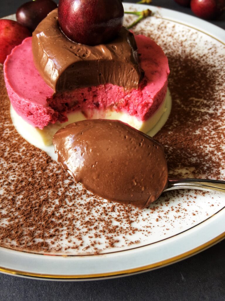panna cotta z musem wiśniowym i kremem czekoladowymi keto i bez cukru