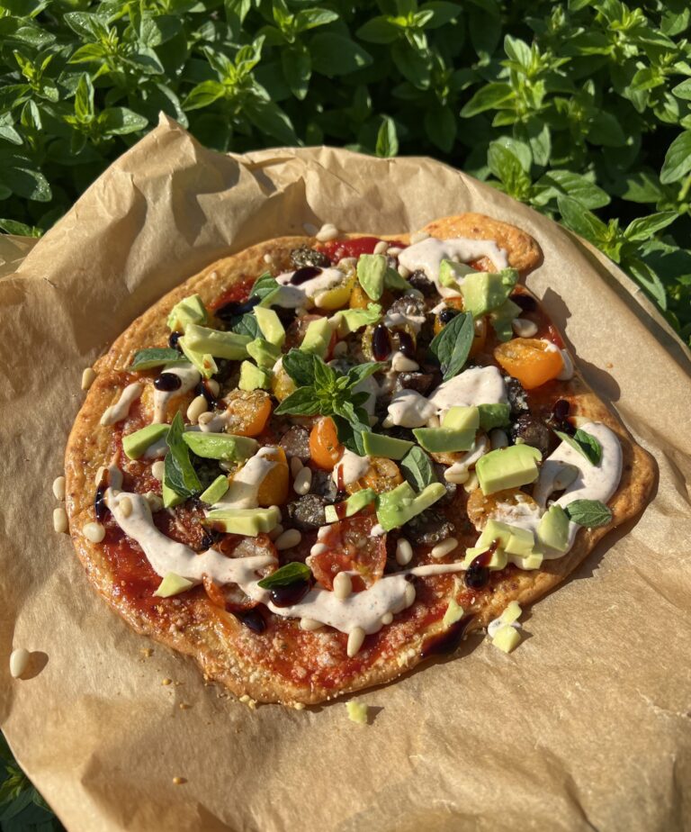 Read more about the article Keto pizza na spodzie z cheddara