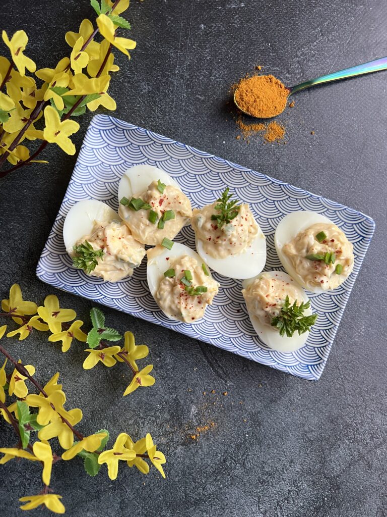 jajka faszerowane pastą z dodatkiem curry, keto