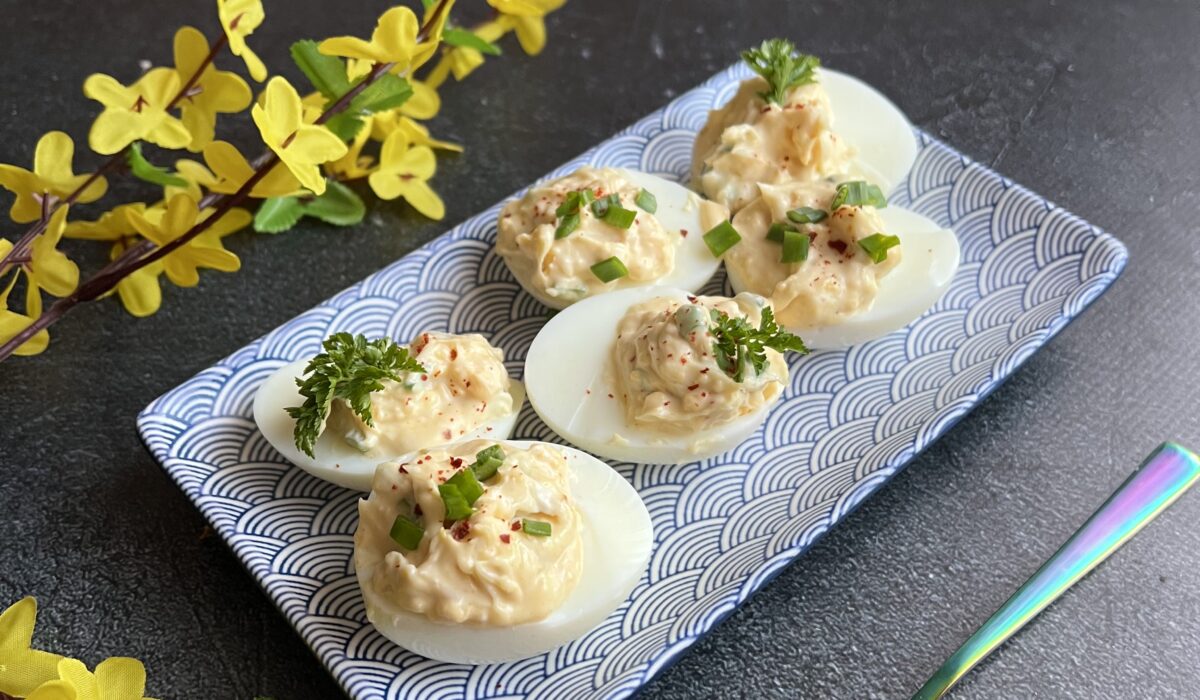 jajka faszerowane pastą z dodatkiem curry, keto