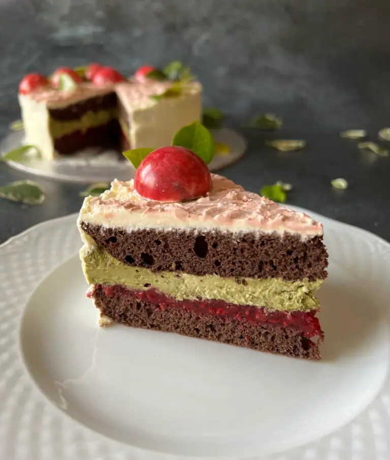 Read more about the article Tort kakaowy z kremem pistacjowym i malinami