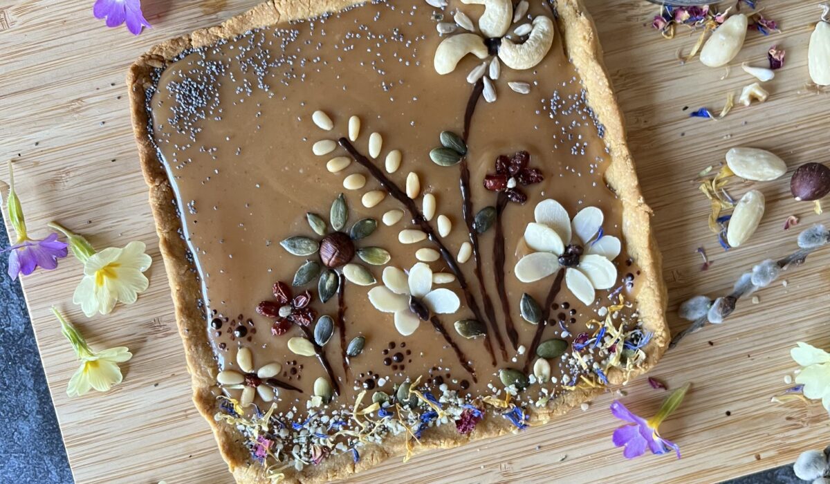 keto mazurek z kajmakiem, bez cukru, bez glutenu. Wielkanocne ciasto.