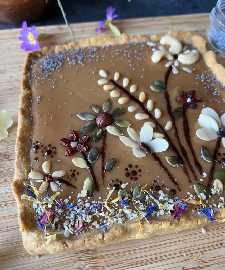 keto mazurek z kajmakiem, bez cukru, bez glutenu. Wielkanocne ciasto.