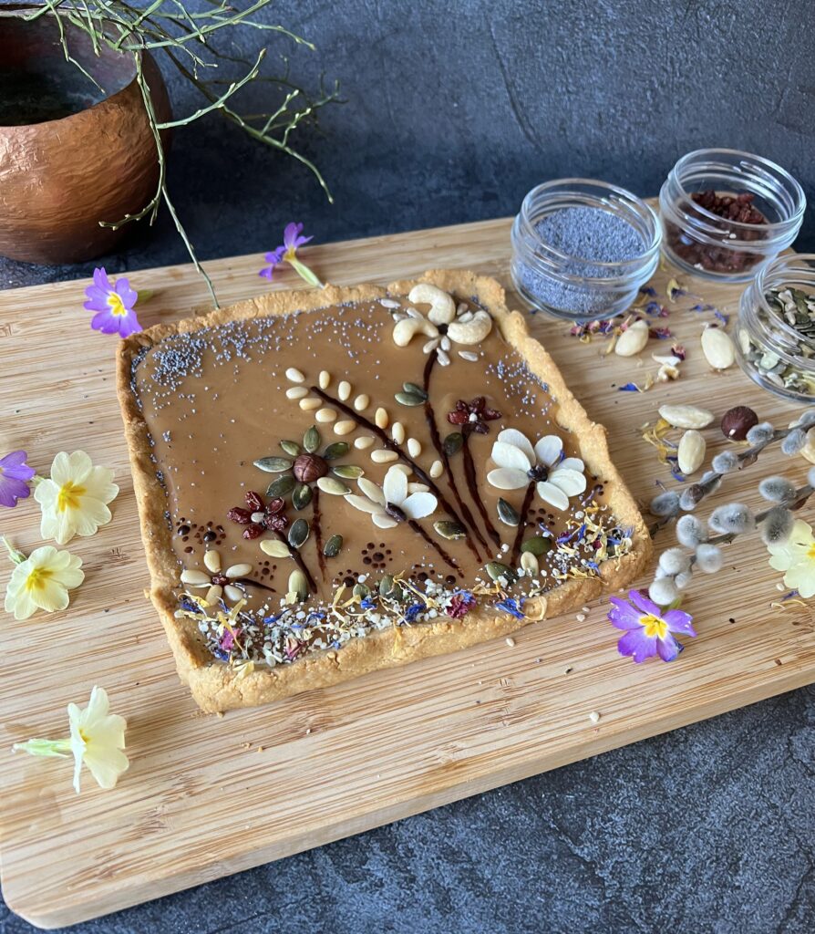 keto mazurek z kajmakiem, bez cukru, bez glutenu. Wielkanocne ciasto.