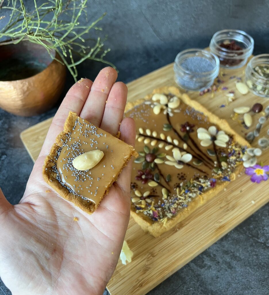 keto mazurek z kajmakiem, bez cukru, bez glutenu. Wielkanocne ciasto.
