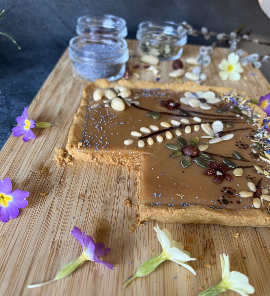 keto mazurek z kajmakiem, bez cukru, bez glutenu. Wielkanocne ciasto.