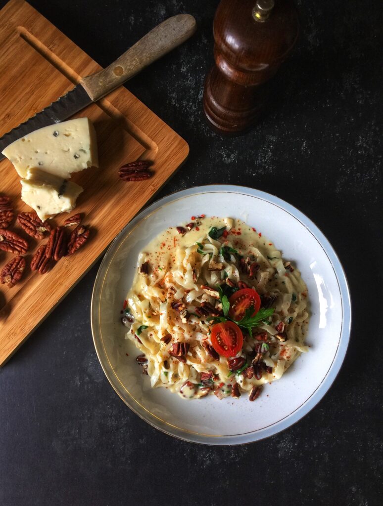 Keto makaron z sosem gorgonzola, z orzechami pekan i natką pietruszki.