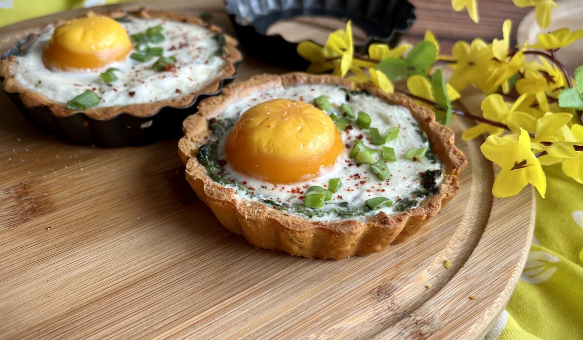 Mini tarty ze szpinakiem, czarnym czosnkiem i jajem, keto, bez glutenu