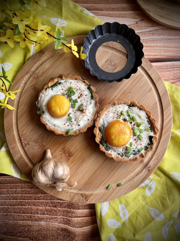 Mini tarty ze szpinakiem, czarnym czosnkiem i jajem, keto, bez glutenu