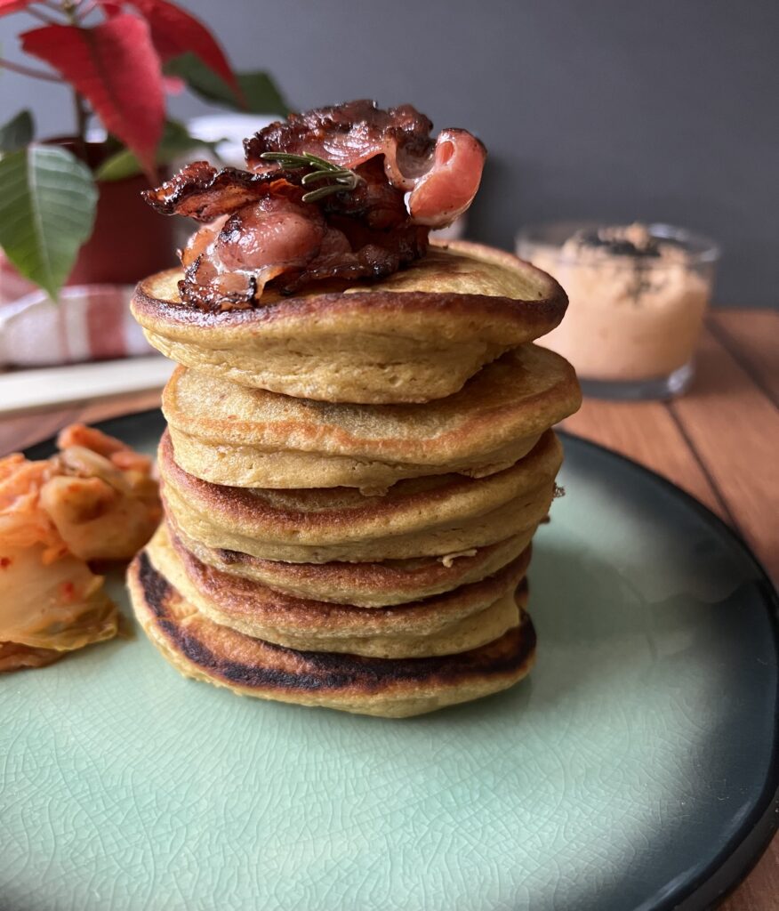 Wytrawne placuszki z dipem kimchi, puszyste pankejki keto
