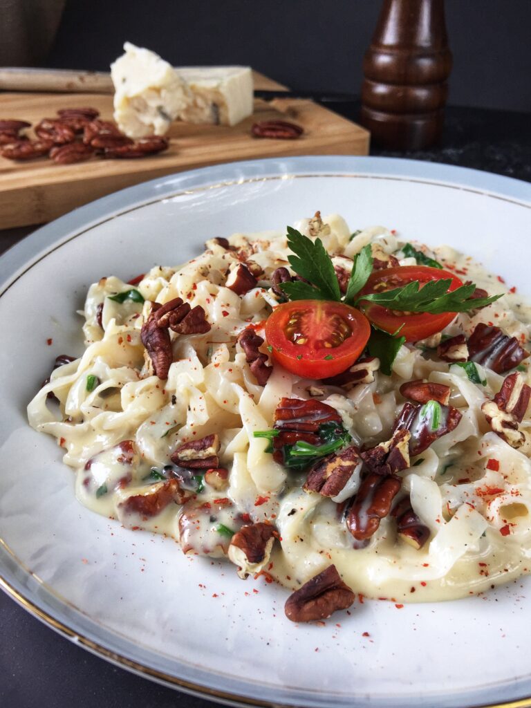 Keto makaron z sosem gorgonzola, z orzechami pekan i natką pietruszki.