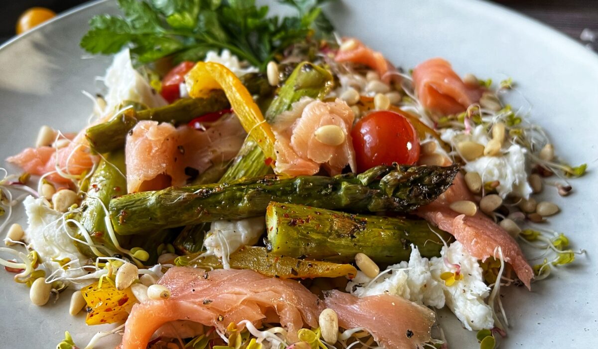 Keto sałatka ze szparagami łososiem i mozzarellą