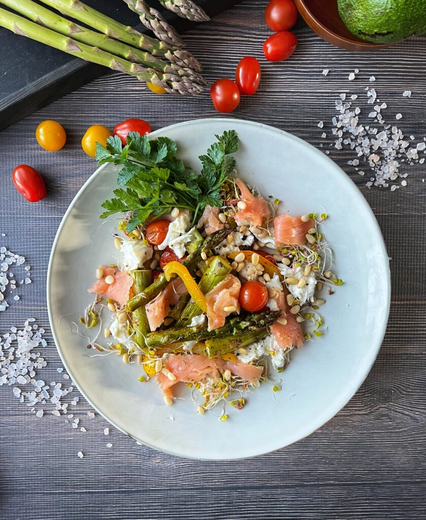 Keto sałatka ze szparagami łososiem i mozzarellą