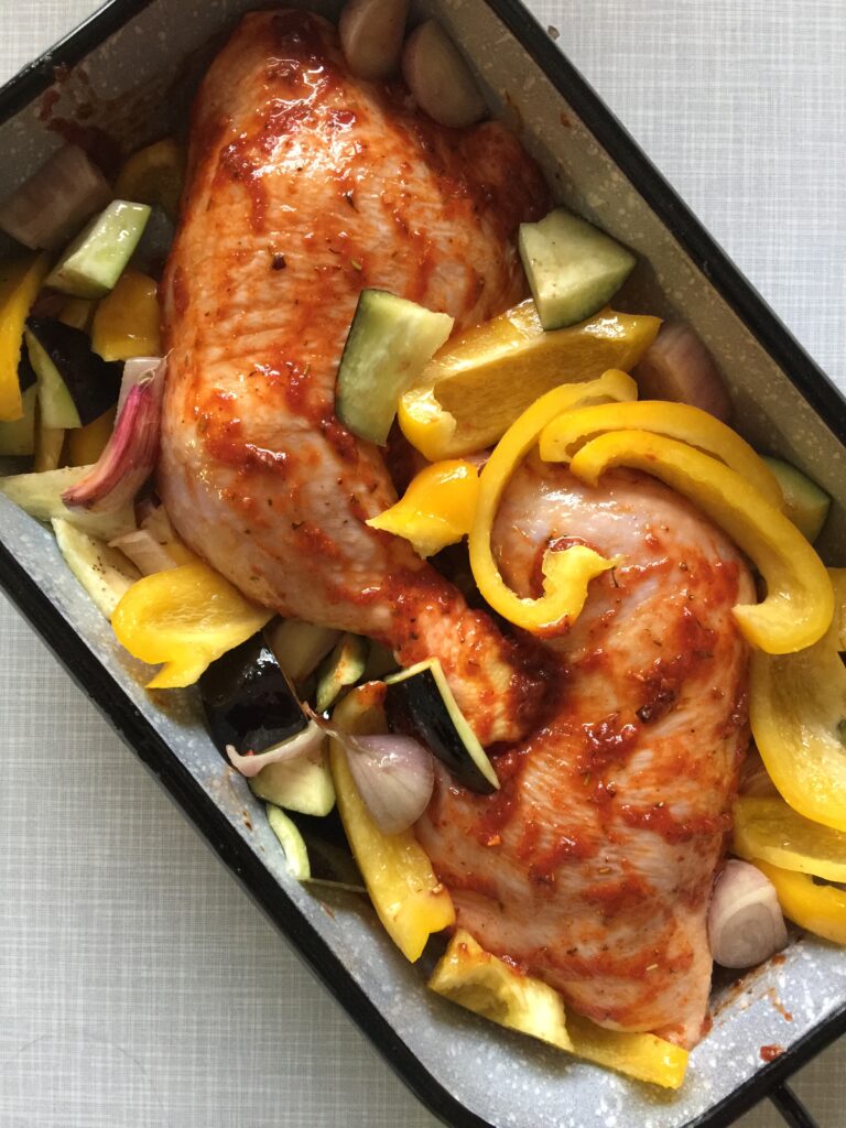 Pieczone udka kurczaka w marynacie pomidorowej - keto, low carb