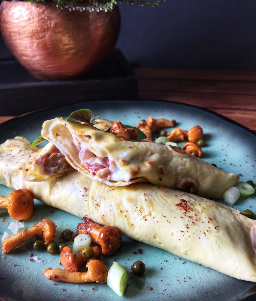 Keto naleśniki ze śmietaną i kurkami
