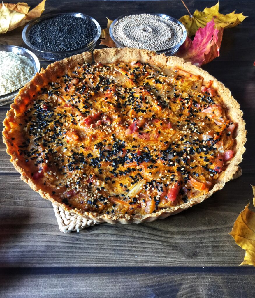Keto tarta z kimchi i z boczkiem na bezglutenowym spodzie