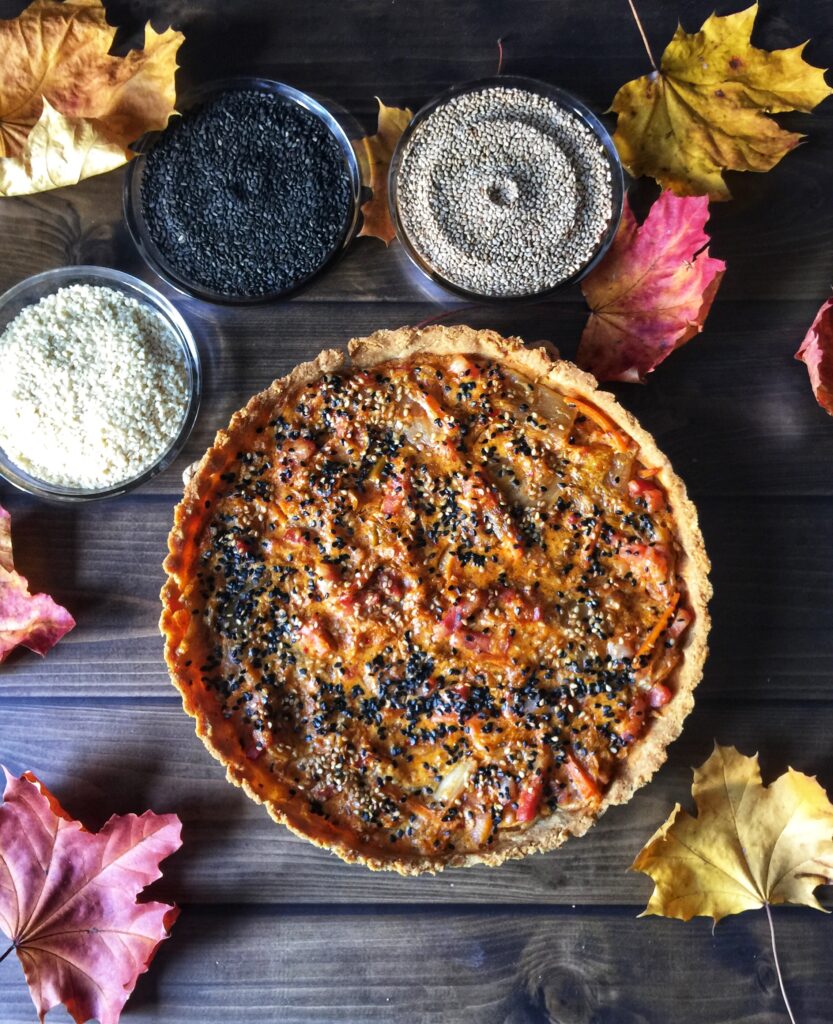 Keto tarta z kimchi i z boczkiem na bezglutenowym spodzie