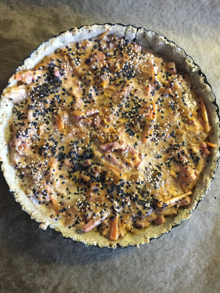 Keto tarta z kimchi i z boczkiem na bezglutenowym spodzie