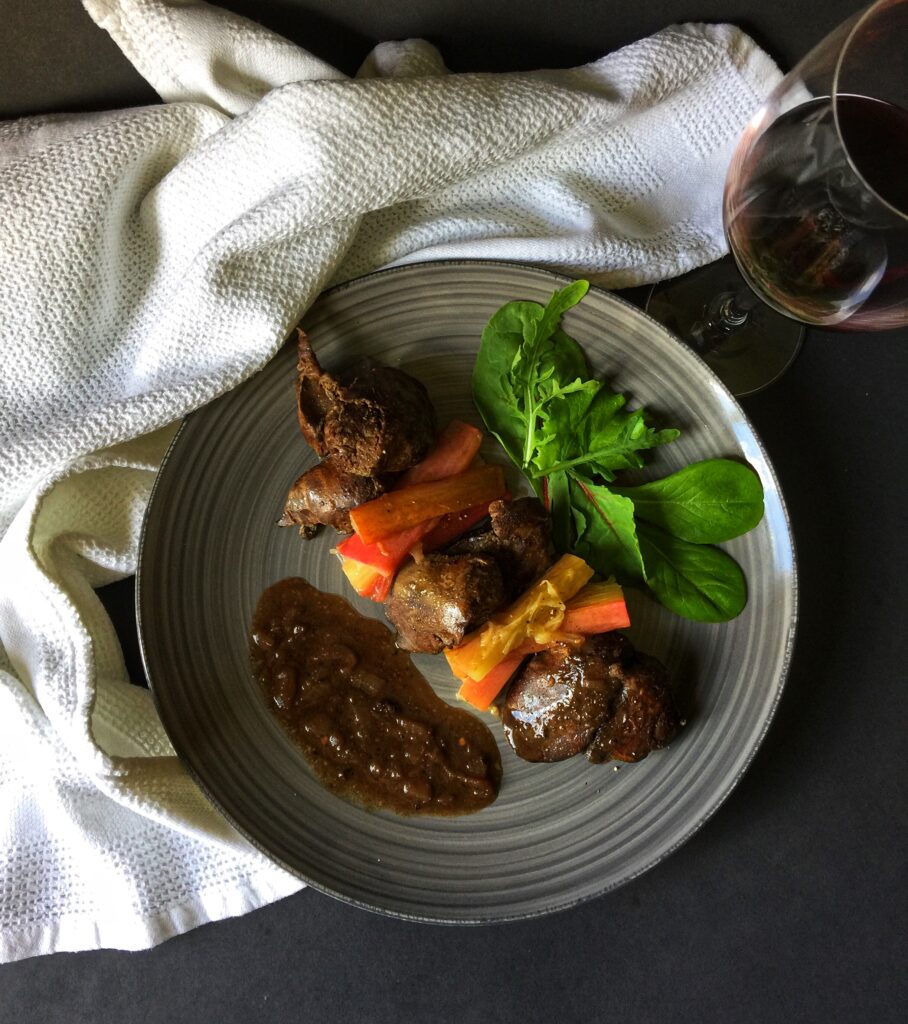 Wątróbka z sosem na bazie czerwonego wina i szalotki z duszonym na maśle rabarbarem. Superfood, keto, przepisy, low carb