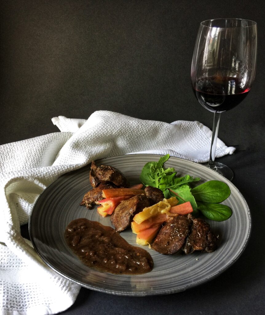 Wątróbka z sosem na bazie czerwonego wina i szalotki z duszonym na maśle rabarbarem. Superfood, keto, przepisy, low carb