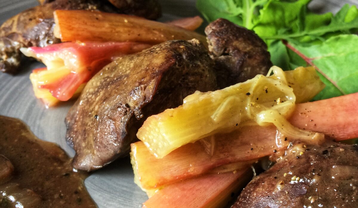 Wątróbka z sosem na bazie czerwonego wina i szalotki z duszonym na maśle rabarbarem. Superfood, keto, przepisy, low carb