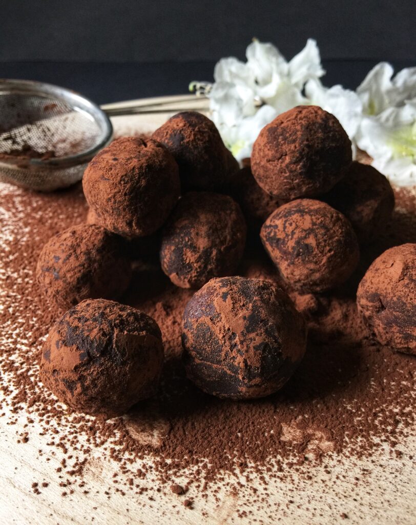 Keto trufle czekoladowo - fistaszkowe, przepisy, keto, keto słodycze, dieta ketogeniczna, keto przepisy