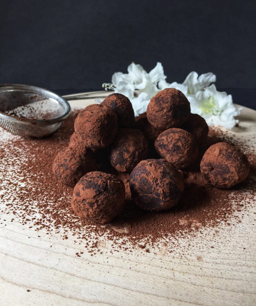 Keto trufle czekoladowo - fistaszkowe, przepisy, keto, keto słodycze, dieta ketogeniczna, keto przepisy