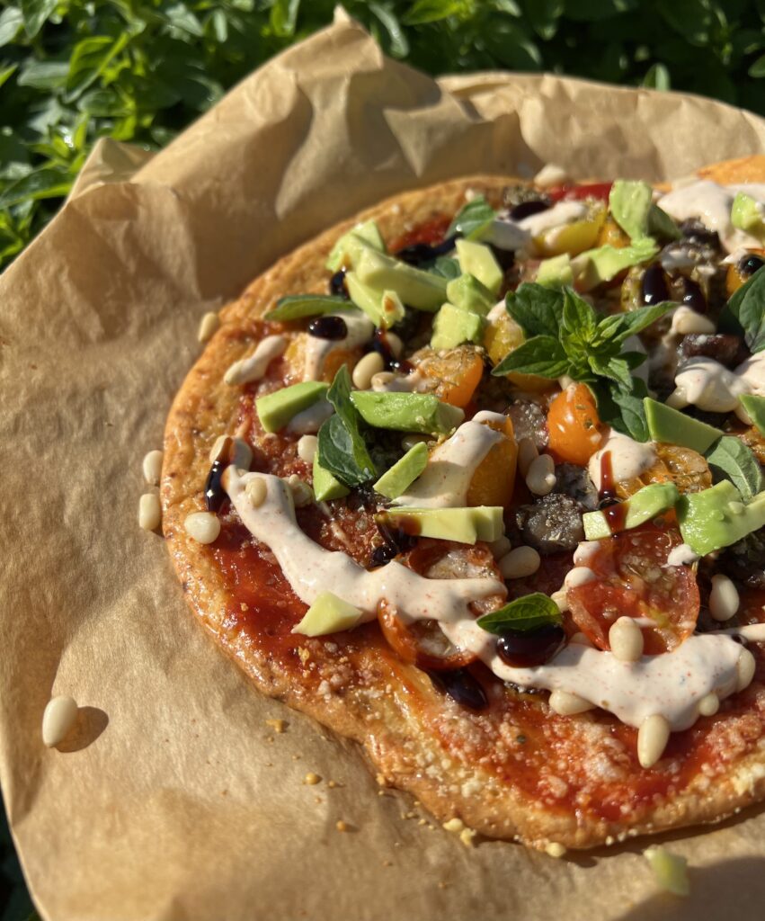 Keto pizza na spodzie z cheddara z kiełbasą i pomidorkami koktajlowymi , przepisy , low carb