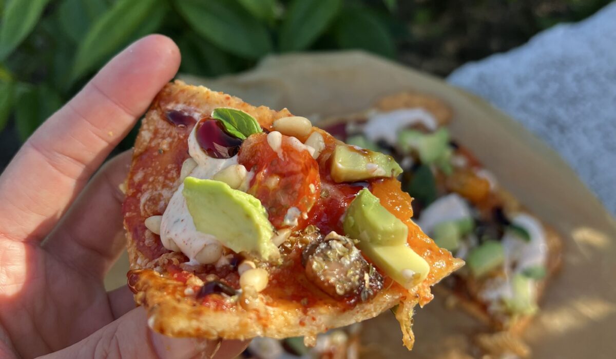 Keto pizza na spodzie z cheddara z kiełbasą i pomidorkami koktajlowymi , przepisy , low carb