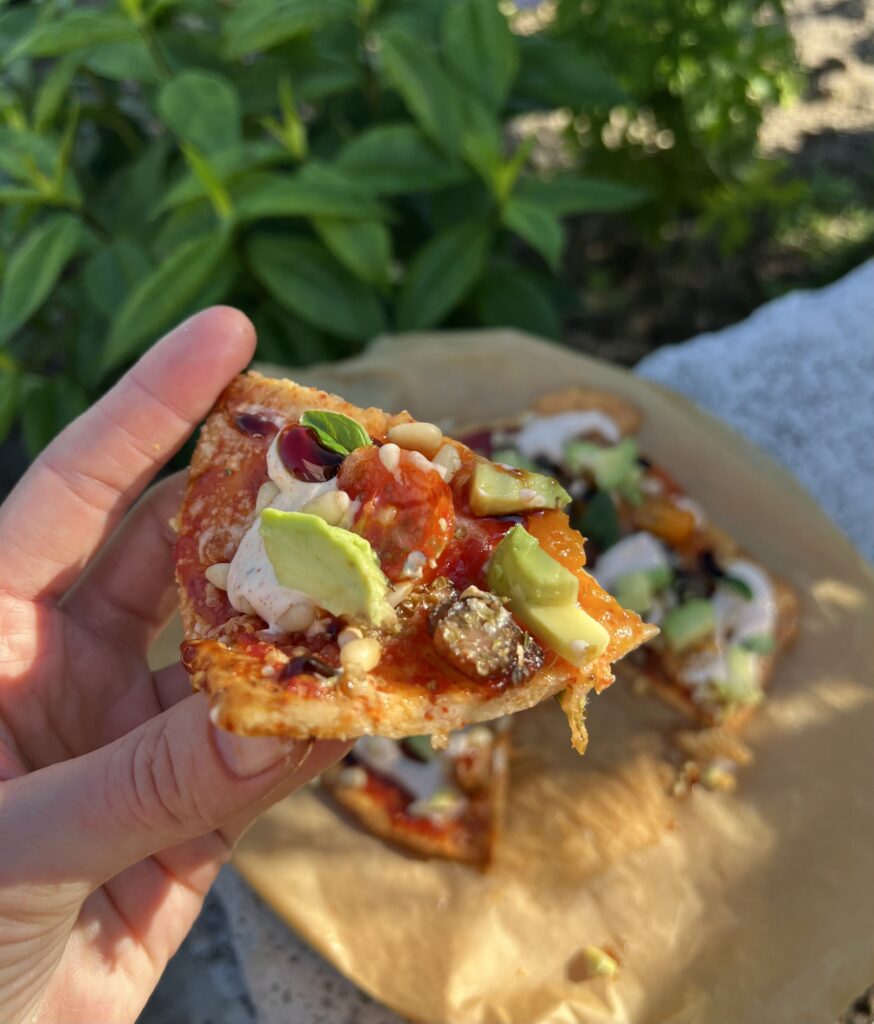 Keto pizza na spodzie z cheddara z kiełbasą i pomidorkami koktajlowymi , przepisy , low carb