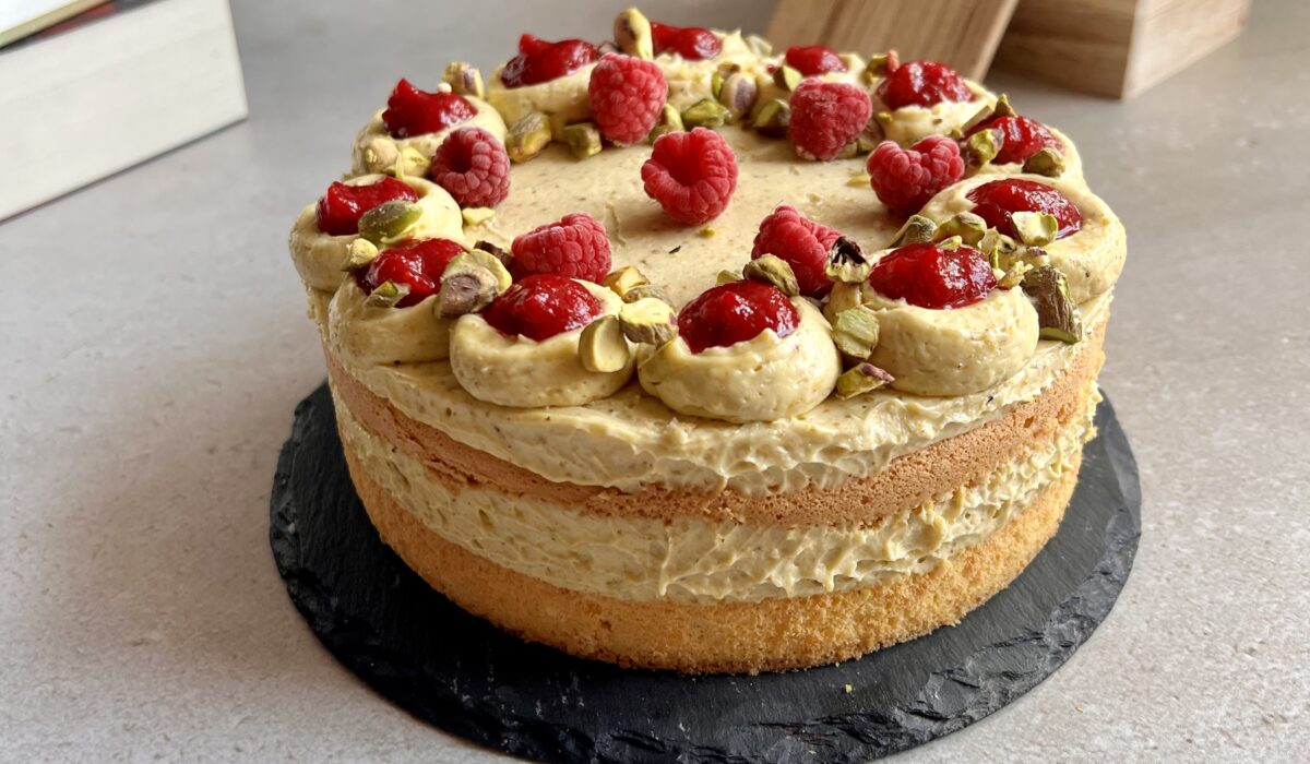 Keto tort z kremem pistacjowym i malinami , pistacje, maliny, bez glutenu, keto ciasto, przepis