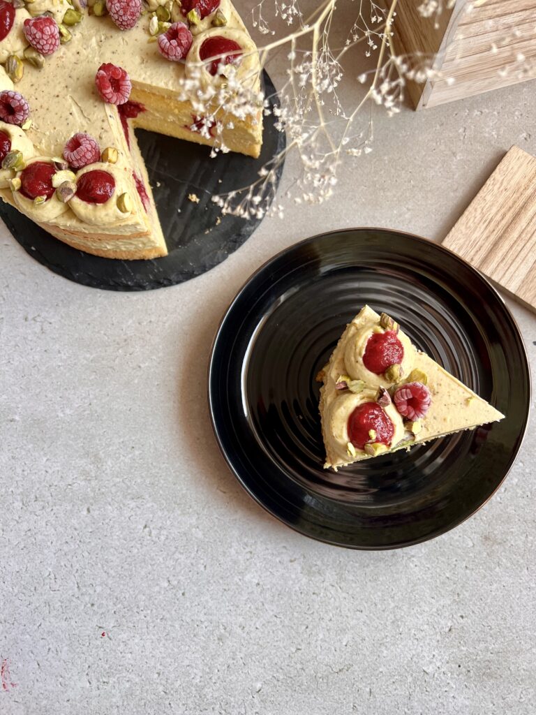 Keto tort z kremem pistacjowym i malinami , pistacje, maliny, bez glutenu, keto ciasto, przepis