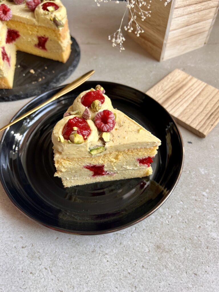 Keto tort z kremem pistacjowym i malinami , pistacje, maliny, bez glutenu, keto ciasto, przepis