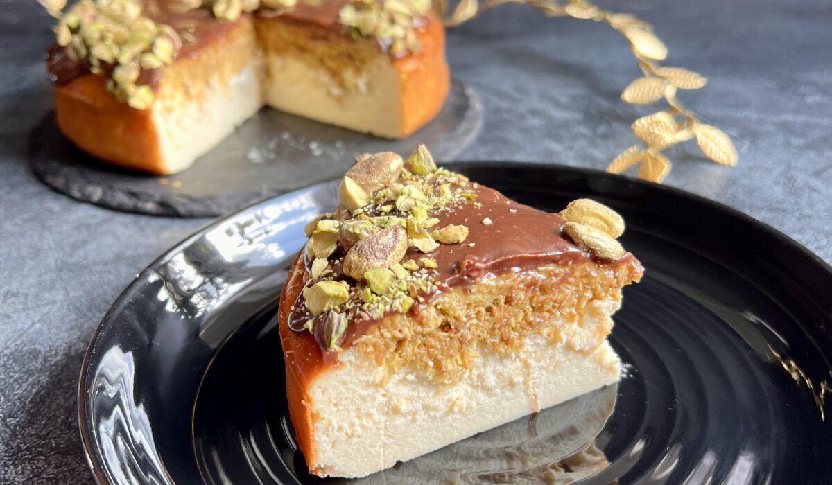 Keto sernok dubajski, pistacje, czekolada, bez cukru, bez glutenu, przepis, low carb