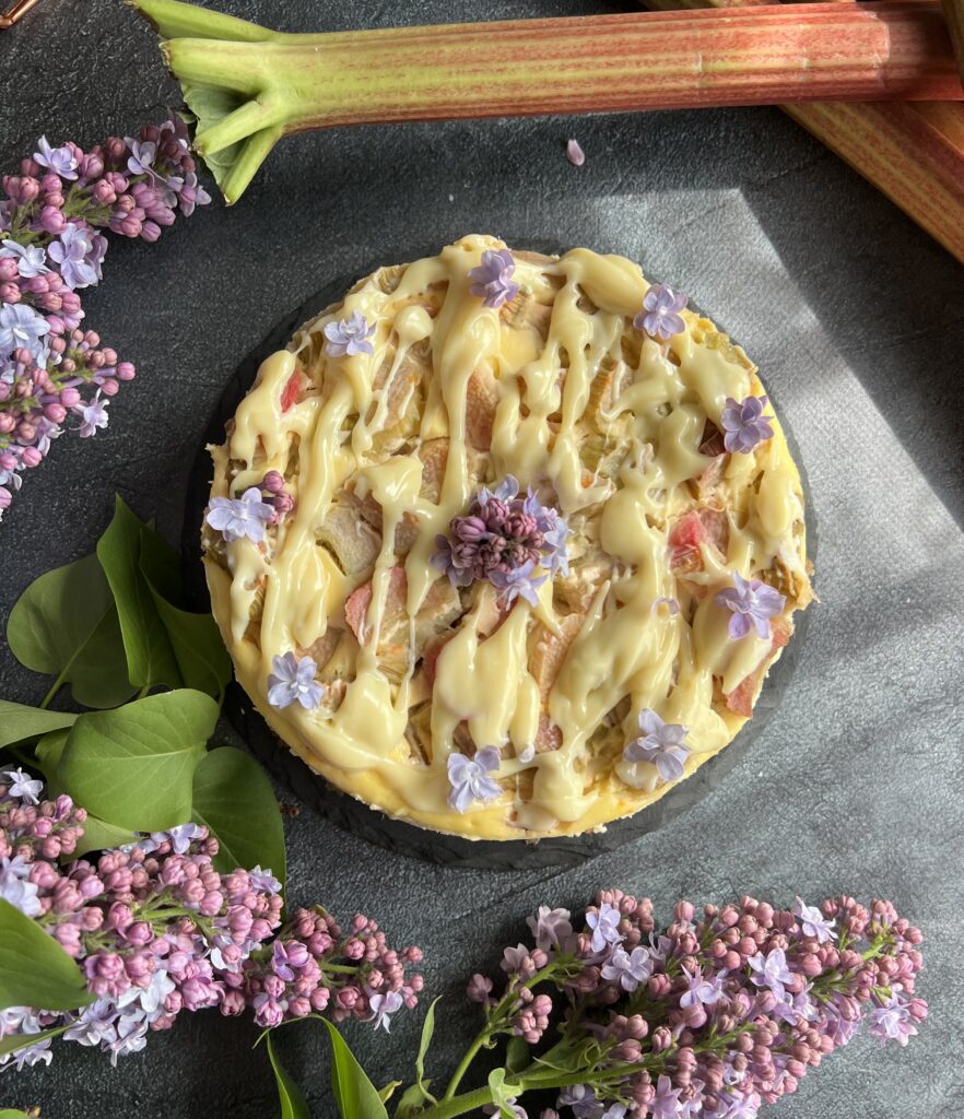 Keto sernik z rabarbarem i polewą z białe czekolady, keto, przepisy