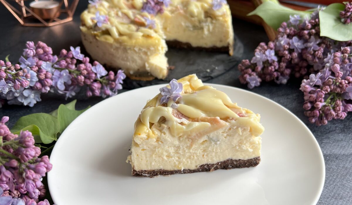 Keto sernik z rabarbarem i polewą z białe czekolady, keto, przepisy