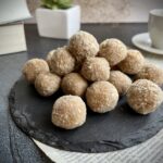 Keto trufle świętomarcińskie – z białym makiem i rumem