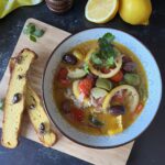 Aromatyczna zupa warzywna z pieczonymi udkami z kurczaka