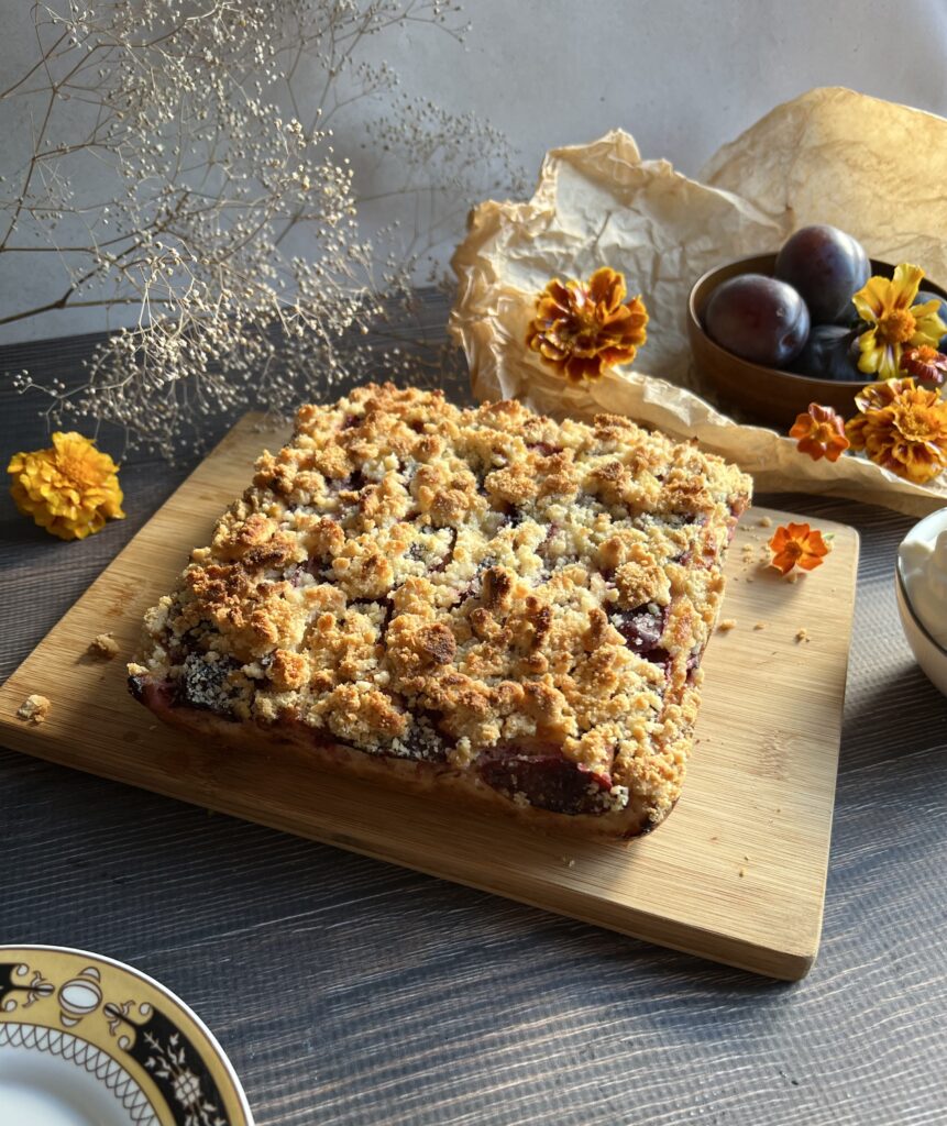Keto ciasto ze śliwkami i kruszonką