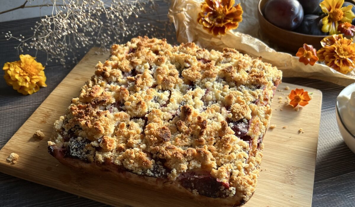 Keto ciasto ze śliwkami i kruszonką