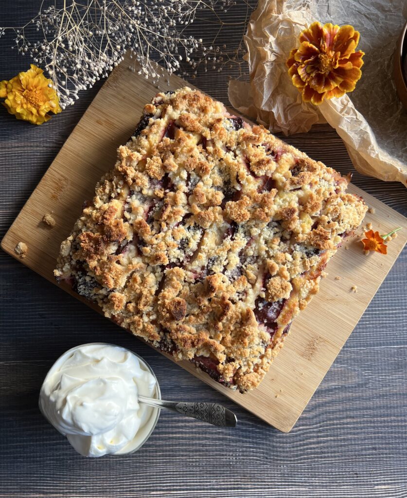 Keto ciasto ze śliwkami i kruszonką