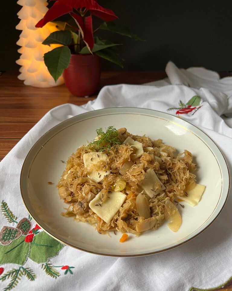 Read more about the article Keto łazanki z kapustą kiszoną i pieczarkami