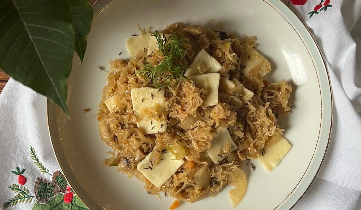 Keto łazanki z kapustą kiszoną i pieczarkami