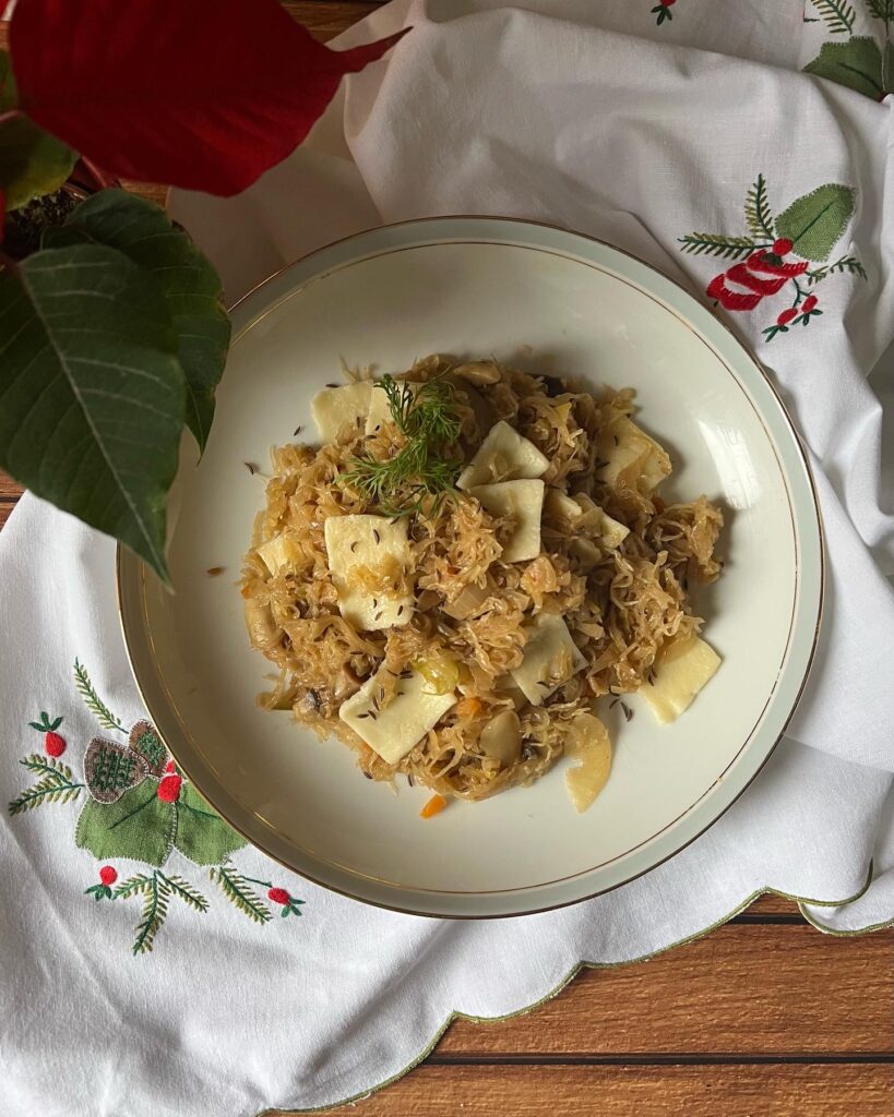 Keto łazanki z kapustą kiszoną i pieczarkami